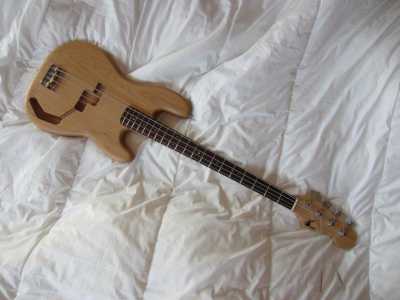 FL bass mod. Precision, body in ontano, manico in acero e tastiera in palissandro, realizzata dal liutaio Francesco Lapomarda